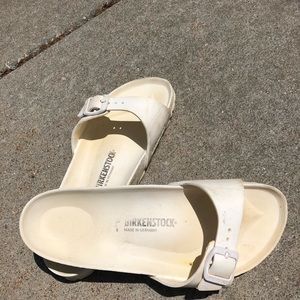 I am selling plastic, one strap birkenstocks.